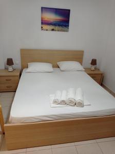 - une chambre avec un lit et 2 serviettes dans l'établissement Alex apartment, à Saranda