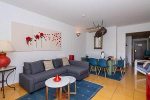 sala de estar con sofá y mesa en Apartamentos Orada - Marina De Albufeira, en Albufeira