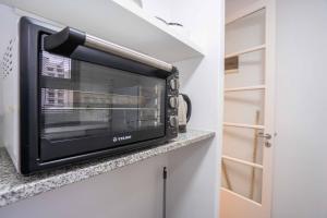 Un horno tostador sobre una encimera de una cocina. en Buenos Aires Peatonal AV.Corrientes, en Buenos Aires