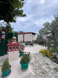 um jardim com uma casa de pássaros e algumas flores em Traditional villa Palio em PalaiónTsiflíkion