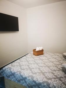 Un dormitorio con una cama con una cesta. en Diamond Rezidente III en Timisoara