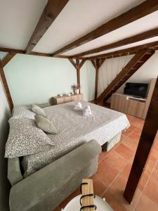 een slaapkamer met een bed in een kamer bij LA CASA DI SANTA' in Napels