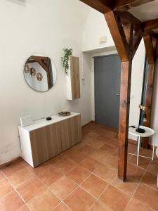 een kamer met een tafel en een spiegel aan de muur bij LA CASA DI SANTA' in Napels