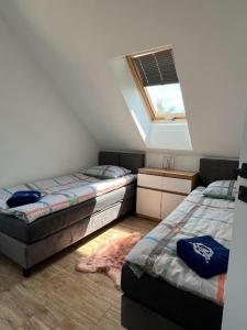 um quarto com 2 camas individuais e uma janela em Modern Village em Nowinka