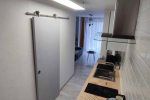 een keuken met een witte koelkast en een fornuis bij Appartement cosy sur Agde pour 4 personnes maxi. in Agde