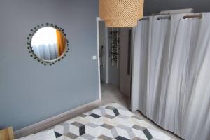 een badkamer met een spiegel en een douchegordijn bij Appartement cosy sur Agde pour 4 personnes maxi. in Agde