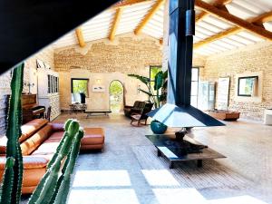 sala de estar con sofá y chimenea en Magnifique Loft - Piscine - Tennis - Babyfoot en Nimes