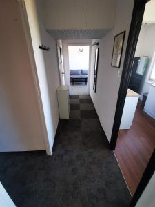 格地尼亞的住宿－Mieszkanie Obłuże 11 piętro，走廊通往带沙发的客厅