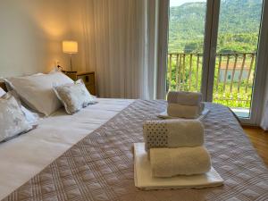 una camera d'albergo con un letto e asciugamani di Holiday home Mandi a Vrbanj