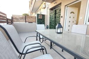 einen Tisch mit Stühlen und eine Lampe auf einer Terrasse in der Unterkunft Avli House in Iraklio