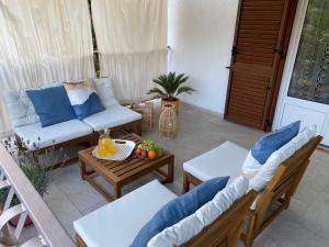 d'une terrasse avec un canapé, des chaises et une table. dans l'établissement Holiday home Mandi, à Vrbanj