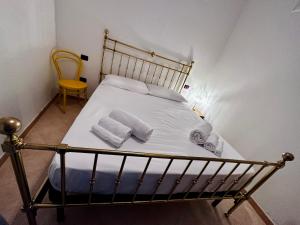 - un lit avec 2 serviettes et 2 oreillers dans l'établissement La Piccola Perla, à Gonnesa