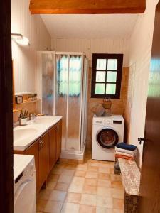 een badkamer met een douche en een wasmachine bij MAISON PROVENCALE in Six-Fours-les-Plages