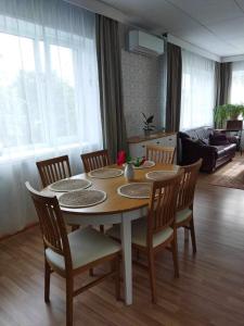 - une table à manger et des chaises dans le salon dans l'établissement Võru Villa, saun, grill, jalgrattad, ideaalne perepuhkus!, à Võru