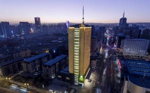 太原太原五洲假日酒店的城市夜景与建筑