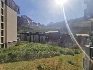 - une vue sur une ville avec des montagnes en arrière-plan dans l'établissement Très beau T2 idéalement situé Tignes Val Claret, à Tignes