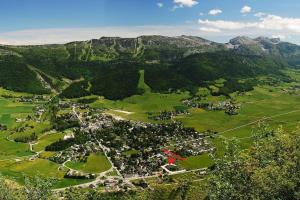 an aerial view of a village in a valley with mountains at Duplex Cosy : Moderne, Fonctionnel et Confortable in Lans-en-Vercors
