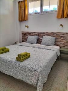 Postel nebo postele na pokoji v ubytování Sunny Apartment Tanife by Yumbo