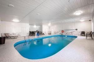 a large swimming pool in a large room at Red Roof Inn Vermillion - U of South Dakota in Vermillion