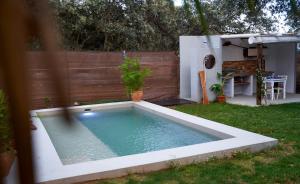 una piscina en un patio junto a una valla en Cabaña Rural El Arbol near Setenil - Ronda con piscina en Ronda