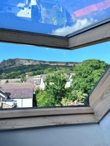 een uitzicht vanuit een raam in een huis bij Coetmor Cottage in Llanfairfechan