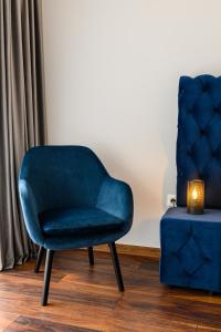 een blauwe stoel naast een blauwe poef bij High Comfort Brasov in Braşov