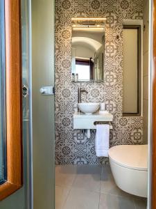 シミにあるAthanasia's Houseのバスルーム(洗面台、鏡付)