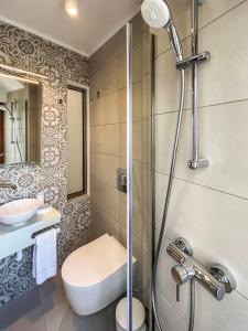 シミにあるAthanasia's Houseのバスルーム(トイレ、洗面台、シャワー付)