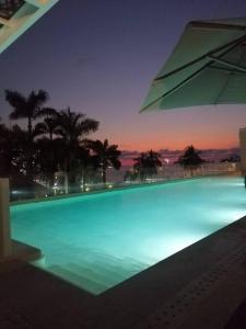 a swimming pool with blue lights in a building at Departamento frente a la bahía in Acapulco