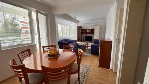 ein Esszimmer und ein Wohnzimmer mit einem Tisch und Stühlen in der Unterkunft 4M Apartments in Ohrid