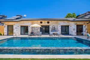費特希耶的住宿－Fethiye Villa Ka Exclusive 1，房屋前的游泳池