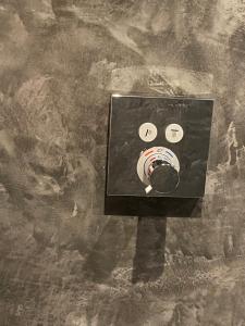 ein Bild einer Kamera auf einer Wand in der Unterkunft Art Loft in Sint-Martens-Latem