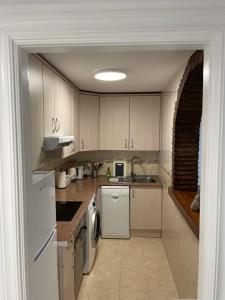 Кухня или мини-кухня в Jardines Apartment
