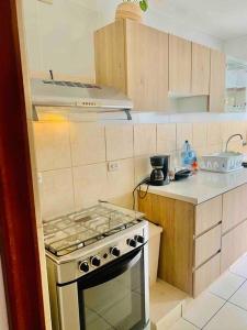 een keuken met een fornuis en een aanrecht bij Cozy Family Full Apartament Excelent WIFI in Lima