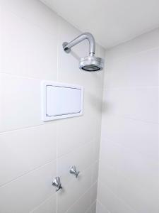 baño con ducha con una luz en la pared en Studio em Pinheiros SP, en São Paulo