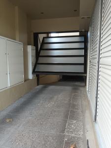 una habitación vacía con una escalera en un edificio en Impecable 2 ambientes totalmente equipado en Mar del Plata