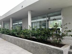 un edificio con un montón de plantas delante de él en Apartamento en Ocean Drive Country, en Punta del Este