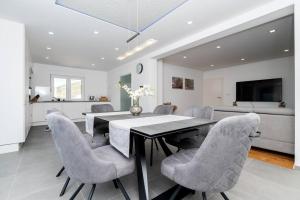 une salle à manger avec une table et des chaises dans l'établissement Villa Nusa - Imotski- Brand new, à Imotski