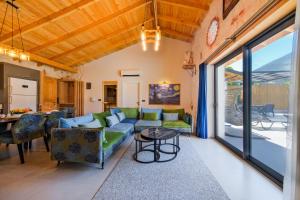 ein Wohnzimmer mit einem Sofa und einem Tisch in der Unterkunft Fethiye Villa Ka Exclusive 1 in Fethiye