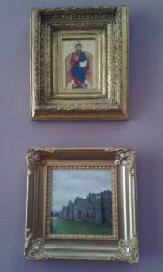 duas imagens emolduradas de um quadro numa parede em Chambre d'hôte, 3 pièces 90m2 em Autun