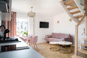 un salon avec un canapé et une table dans l'établissement APARTAMENTY 3 CÓRKI, à Jastrzębia Góra