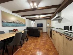 - une cuisine et une salle à manger avec une table et des chaises dans l'établissement Ca la Beata, à Cálig
