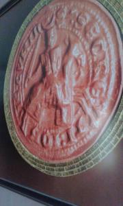Uma moeda vermelha com uma foto de uma mulher. em Chambre d'hôte, 3 pièces 90m2 em Autun