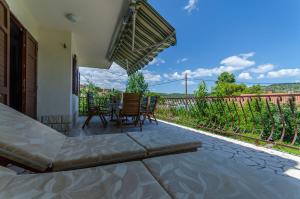 Casa con patio con mesa y sillas en House Blanka en Trogir