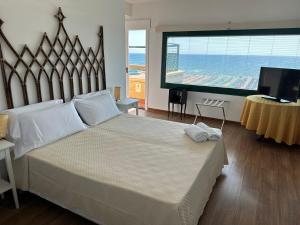 A bed or beds in a room at Piccadilly Penthouse with Jacuzzi