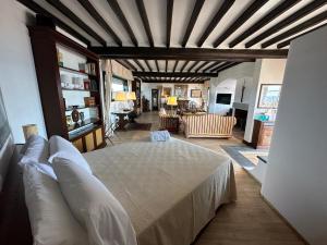 A bed or beds in a room at Piccadilly Penthouse with Jacuzzi Még 22 kép