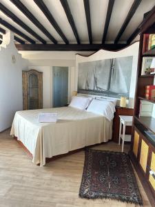 A bed or beds in a room at Piccadilly Penthouse with Jacuzzi