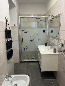 イスキアにあるCasa Vacanza Vitielloのバスルーム(シャワー、シンク付)
