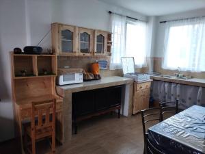 cocina con armarios de madera y encimera con microondas en VISTA ÚNICA HERMOSO Mini Departamento en Ambato, en Ambato