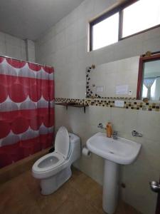 VISTA ÚNICA HERMOSO Mini Departamento en Ambato في أمباتو: حمام مع مرحاض ومغسلة